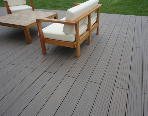 Warna Alam Kayu Plastik Komposit Decking Outdoor Kelembaban Proof