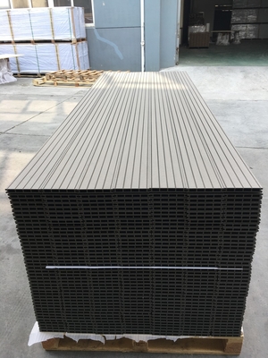 Warna Alam Kayu Plastik Komposit Decking Outdoor Kelembaban Proof