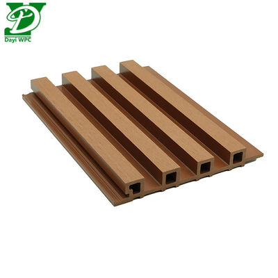 Dekorasi luar ruangan modern menggunakan Pelapis Dinding Eksternal WPC Permukaan Trough yang populer